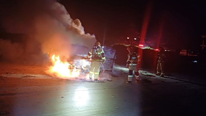 [태안=뉴시스] 7일 오전 3시10분께 충남 태안군 청포대해수욕장 백사장에 있던 SUV 차량에서 불이 나 소방대원들이 진화에 나서고 있다. (사진=태안소방서 제공) 2025.05.07. photo@newsis.com *재판매 및 DB 금지