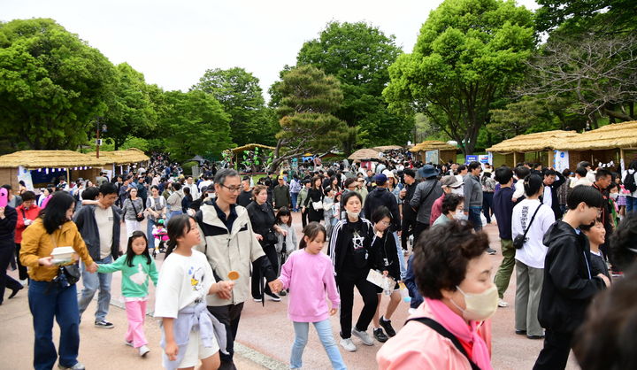 [진주=뉴시스]진주 논개제 관람객들.(사진=진주시 제공).2025.05.07.photo@newsis.com *재판매 및 DB 금지