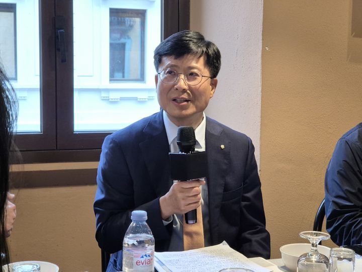 박종석 금융결제원장이 6일(현지시각) 이탈리아 밀라노에서 한국은행 출입기자단과 만나 소액지급결제서비스의 국가간 연계를 위한 허브시스템 등에 대해 설명하고 있다.(사진=금융결제원) *재판매 및 DB 금지