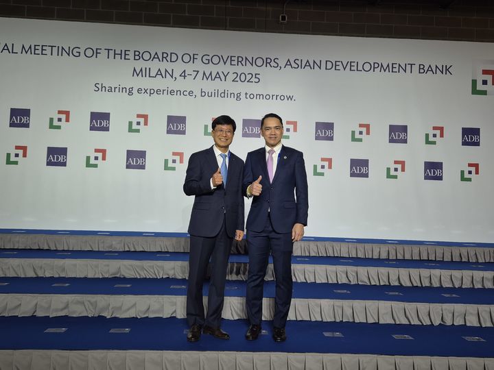 박종석 금융결제원장이 5일(현지시각) 이탈리아 밀라노 ADB연차총회에서 아시아 국가들과의 협력관계 강화를 위해 라오스중앙은행 술리삭 탐누봉 부총재와 면담 후 기념사진을 촬영하였다. 왼쪽부터 박종석 금융결제원장, 술리삭 탐누봉 라오스 중앙은행 부총재(사진=금융결제원) *재판매 및 DB 금지
