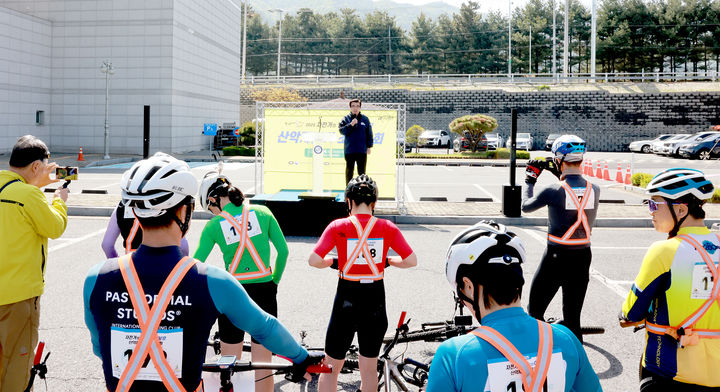 [보령=뉴시스] '2025 자전거의 날 기념행사 OK보령'에서 인사말하는 김동일 보령시장. (사진=보령시청 제공) *재판매 및 DB 금지