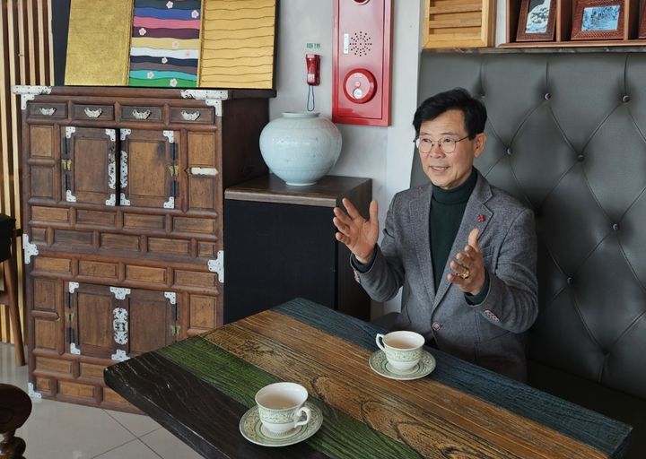 강릉=뉴시스] 지난 2월 뉴시스와 인터뷰를 진행하고 있는 김한근 전 강릉시장. photo@newsis.com&nbsp;&nbsp; *재판매 및 DB 금지