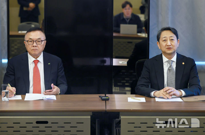 [세종=뉴시스]안덕근 사업통상자원부 장관은 이날 예정되었던 본계약 체결 참석을 위해 체코를 방문한 자리에서 기자간담회를 개최했다.(사진=산업부 제공)