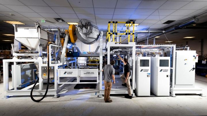 미국의 포지나노 연구원들이 ALD(원자층 증착) 생산시설을 점검하고 있다. (사진=포지나노 홈페이지) *재판매 및 DB 금지