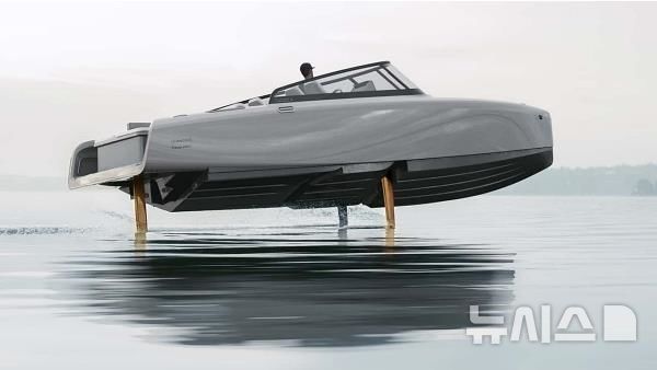 [서울=뉴시스] 스웨덴의 친환경 전기 수중익선 전문기업인 '칸델라'에서 제조한 전기 수중익선.