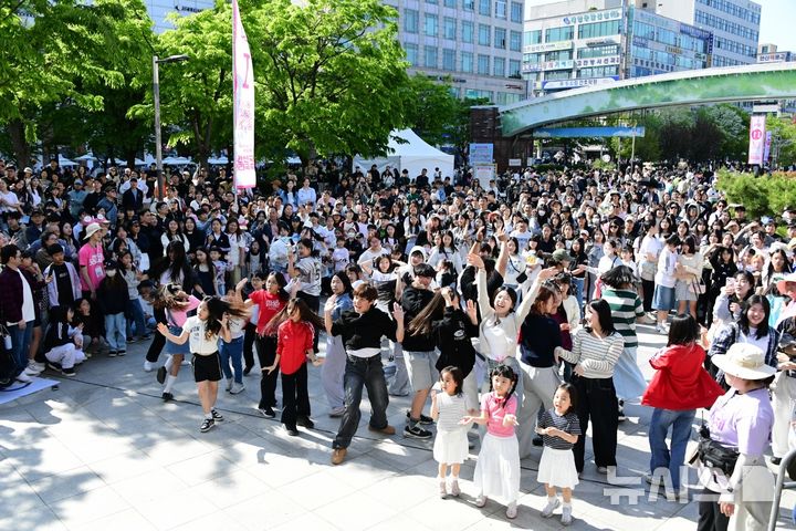 [안산=뉴시스]안산국제거리극축제 청소년 공간에서 음악이 울리자 청소년들이 랜덤댄스 스테이지로 나와 함께 춤을 추고 있다.(사진=안산시 제공)2025.05.07.photo@newsis.com
