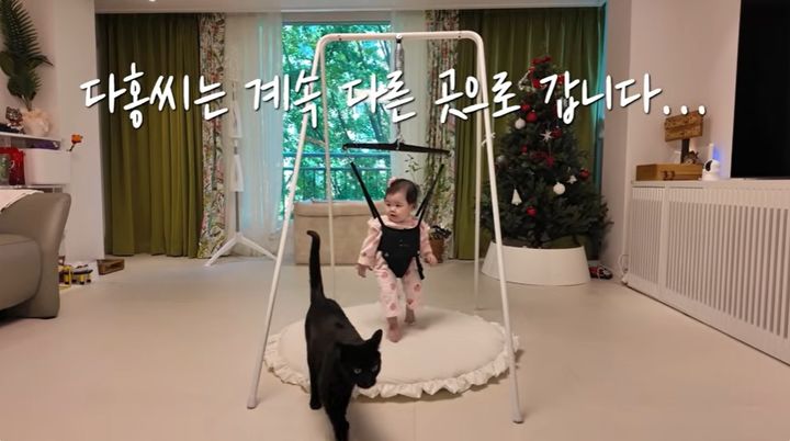 [서울=뉴시스] 방송인 박수홍이 5일 유튜브 채널을 통해 최근 이사한 서울 압구정동 아파트 내부를 공개했다. (사진=유튜브 채널 '박수홍 행복해다홍' 화면 캡처) 2025.05.07 photo@newsis.com *재판매 및 DB 금지