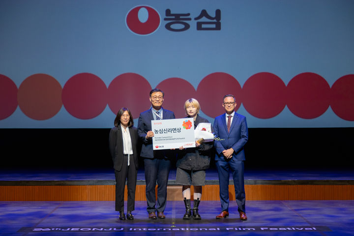 [서울=뉴시스]전주국제영화제에 심규철(왼쪽 두번째)상무와 성스러운 감독이 농심신라면상 기념 사진을 찍고 있다. (사진=농심) 2025.05.07. photo@newsis.com&nbsp; *재판매 및 DB 금지