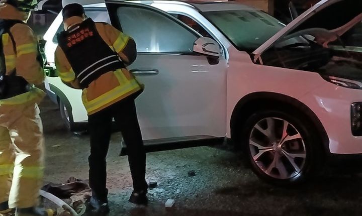 [구미=뉴시스] 7일 오전 3시32분께 경북 구미시 봉곡동의 한 주차장에 주차된 스포층유틸리티차량(SUV)에서 원인이 밝혀지지 않은 불이 났다. (사진=경북소방본부 제공) 2025.05.07. photo@newsis.com *재판매 및 DB 금지