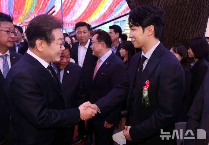 [서울=뉴시스] 이재명 더불어민주당 대선 후보가 5일 서울 종로구 조계사에서 열린 부처님오신날 봉축법요식에서 가수 겸 배우 이승기와 악수하고 있다. (사진=대통령실통신사진기자단) 2025.05.07. photo@newsis.com&nbsp;&nbsp; *재판매 및 DB 금지