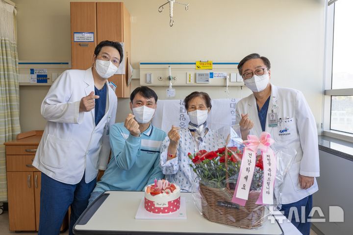 [서울=뉴시스]중앙대의료원 100번째 간이식 환자 회복 기념사진. (사진= 중앙대병원 제공) 2024.05.07. photo@newsis.com. 