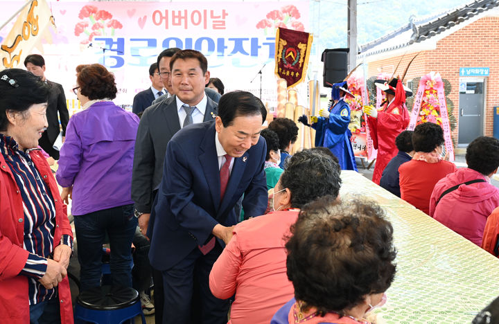 [창녕=뉴시스] 성낙인 군수가 영산 전통시장에서 열린 경로 위안잔치에 참석해 어르신들을 격려하고 있다. (사진= 창녕군 제공) 2025.05.07. photo@newsis.com *재판매 및 DB 금지