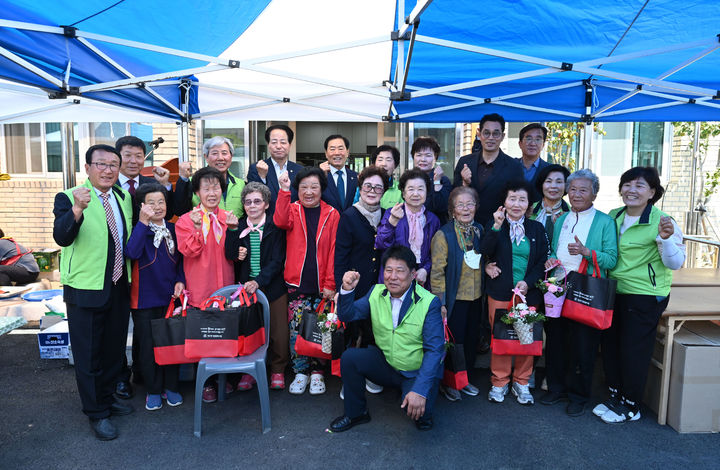 [창녕=뉴시스] 영산면 지역사회보장협의체가 어버이날 저소득 독거노인에 카네이션 꽃바구니를 전달했다. (사진= 창녕군 제공) 2025.05.07. photo@newsis.com *재판매 및 DB 금지