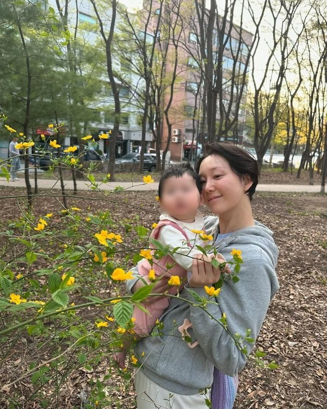 [서울=뉴시스] 배우 이유영이 딸과 일상을 공개했다. (사진=이유영 인스타그램 캡처) 2025.05.07. photo@newsis.com&nbsp; *재판매 및 DB 금지