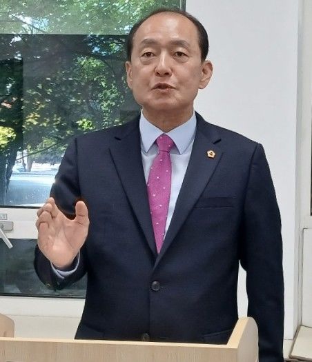 [대전=뉴시스] 조명휘 기자 = 박종선(국민의힘·유성구1) 대전시의원이 7일 오전 대전시의회 기자실에서 회견을 열고 대선후보 선출을 위한 단일화 움직임을 비판하며 국힘 탈당을 선언하고 있다. 2025.05.07. joemedia@newsis.com *재판매 및 DB 금지