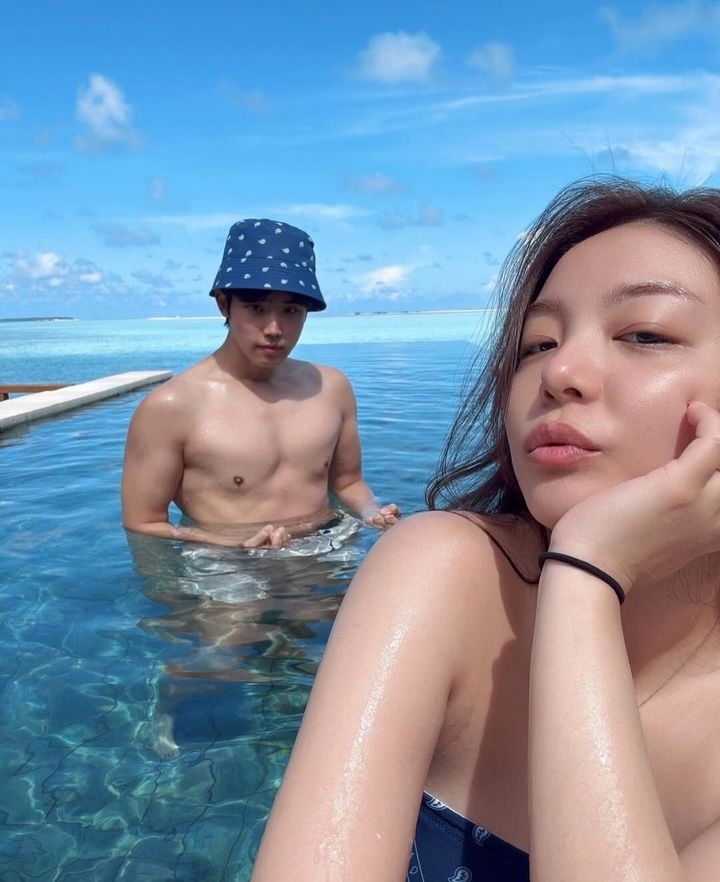 [서울=뉴시스] 왼쪽부터 최시훈, 에일리. (사진=에일리 인스타그램 캡처) 2025.05.07. photo@newsis.com *재판매 및 DB 금지