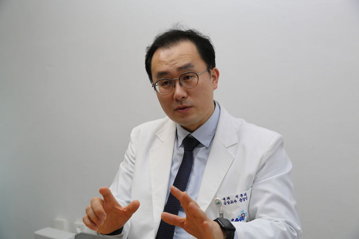[서울=뉴시스] 문경민 중앙대병원 호흡기알레르기내과 교수는 지난달 16일 뉴시스와 만나 의료AI의 미래에 대해 "의료진의 효율성을 높는 역할로 발전할 것이다. 최종 결정은 사람의 몫"이라고 밝혔다. (사진=중앙대병원 제공) 2025.05.07. photo@newsis.com *재판매 및 DB 금지