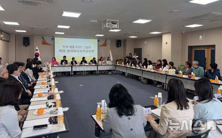 [제주=뉴시스] 홍콩 초·중·고교 교장·교감단이 제주도교육청과의 협력을 통해 애월읍사무소에서 마련된 교류 간담회에 참석한 모습. (사진=제주관광공사 제공) 2025.05.07. photo@newsis.com *재판매 및 DB 금지