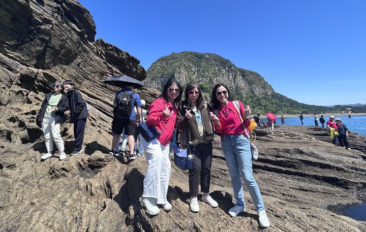 [제주=뉴시스] 홍콩 초·중·고교 교장·교감단이 제주 도내 대표적인 관광지인 용머리 해안을 탐방하는 모습. (사진=제주관광공사 제공) 2025.05.07. photo@newsis.com *재판매 및 DB 금지