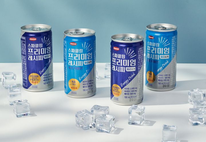 [서울=뉴시스] 한미사이언스의 약국 전용 탄산 에너지드링크 ‘스파클링 프리미엄 레시피’ (사진=한미사이언스 제공) 2025.05.07. photo@newsis.com&nbsp; *재판매 및 DB 금지