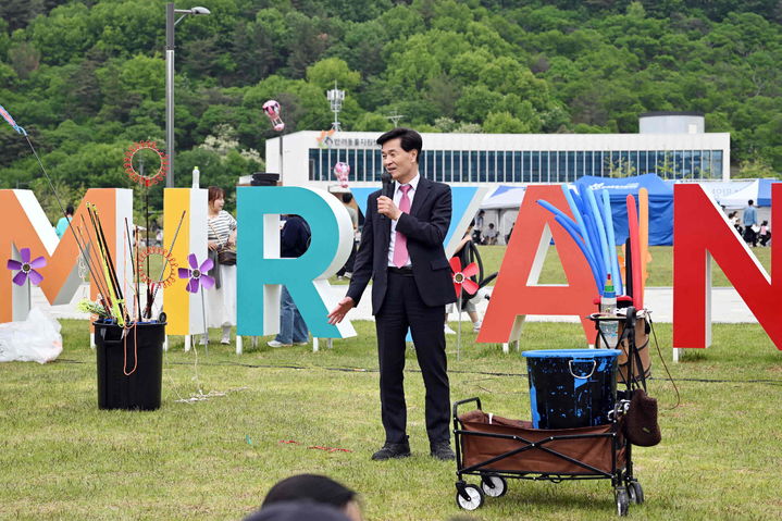 [밀양=뉴시스] 안병구 시장이 선샤인 밀양 테마파크에서 열린 어린이날 이벤트 노랑 병아리 출동! 선샤인으로!에 참석해 인사말을 하고 있다. (사진=밀양시 제공) 2025.05.07. photo@newsis.com *재판매 및 DB 금지