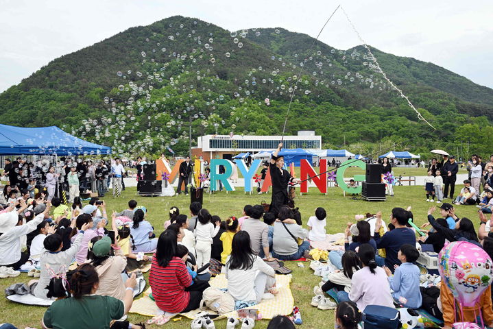 [밀양=뉴시스] 선샤인 밀양 테마파크에서 노랑 병아리 출동! 선샤인으로 이벤트가 열리고 있다. (사진=밀양시 제공) 2025.05.07. photo@newsis.com *재판매 및 DB 금지