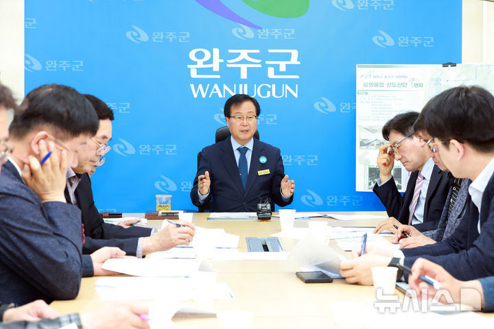 [완주=뉴시스] 유희태 완주군수가 7일 기자간담회를 갖고 완주군의 문화선도형 산업단지 조성계획을 공식 발표하고 있다. 2025.05.07&nbsp; *재판매 및 DB 금지