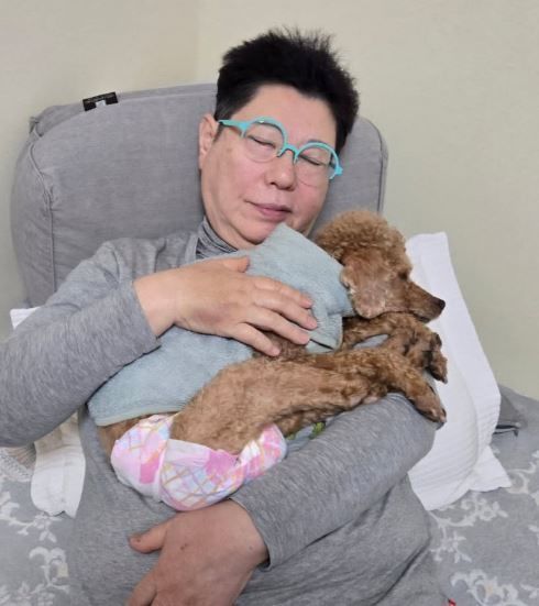 [서울=뉴시스] 양희은과 반려견. (사진=인스타그램 캡처) 2025.05.07. photo@newsis.com *재판매 및 DB 금지