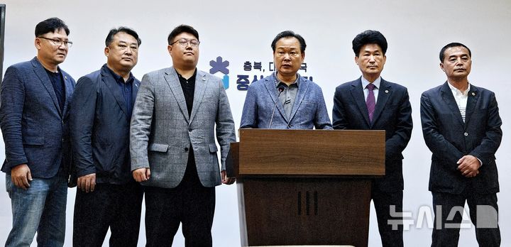 [청주=뉴시스] 이도근 기자= 7일 충북 청주시 상당구 문화동 충북도청 브리핑룸에서 국민의힘 소속 충북도의원들이 김문수 국민의힘 대선 후보와 한덕수 무소속 예비후보 간 대승적 단일화를 촉구하는 기자회견을 열고 있다. 2025.05.07. nulha@newsis.com