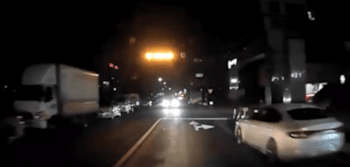 [전주=뉴시스] 전북경찰청은 보험사기방지 특별법 위반 혐의로 A(65)씨를 불구속 입건했다고 7일 밝혔다. 사진은 A씨가 좌회전하는 차량을 발견한 뒤 고의로 브레이크를 제대로 밟지 않고 그대로 들이받아 사고를 내는 모습. 2025.05.07. photo@newsis.com *재판매 및 DB 금지