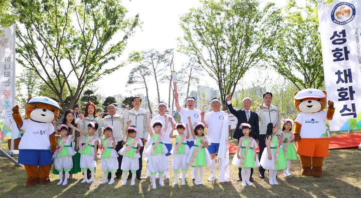 충주 어린이 '숲의 요정' 충북도민체전 성화 채화