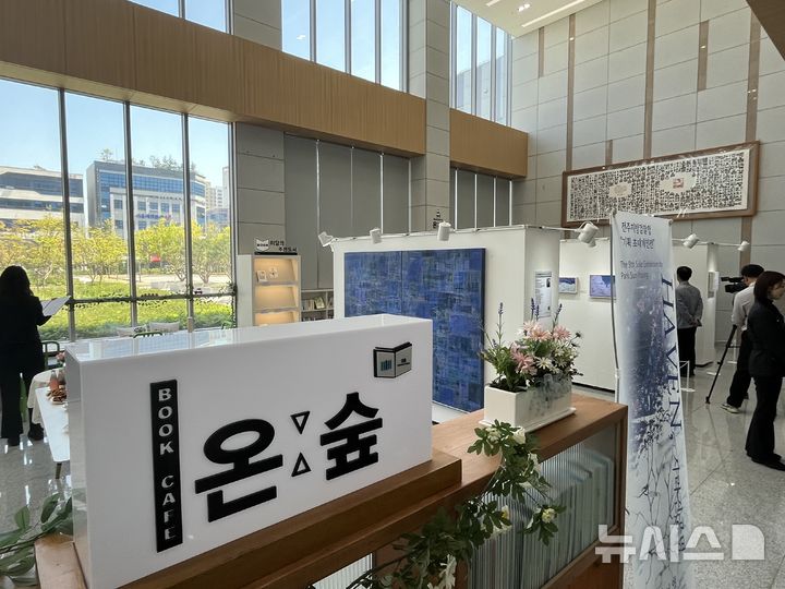 [전주=뉴시스] 강경호 기자 = 7일 전북 전주시 덕진구 전주지검 청사 1층 로비 내 새롭게 개관한 '온:숲 갤러리' 개관행사에 전주지검 직원들이 참석해 작품을 둘러보고 있다. 2025.05.07. lukekang@newsis.com