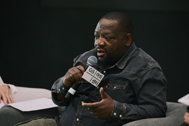 [서울=뉴시스] 7일 서울 강남구 GS아트센터에서 열린 간담회에서 은란라 말랑구 작곡가가 말하고 있다.(사진=©SihoonKim, GS아트센터 제공) 2025.05.07. photo@newsis.com *재판매 및 DB 금지