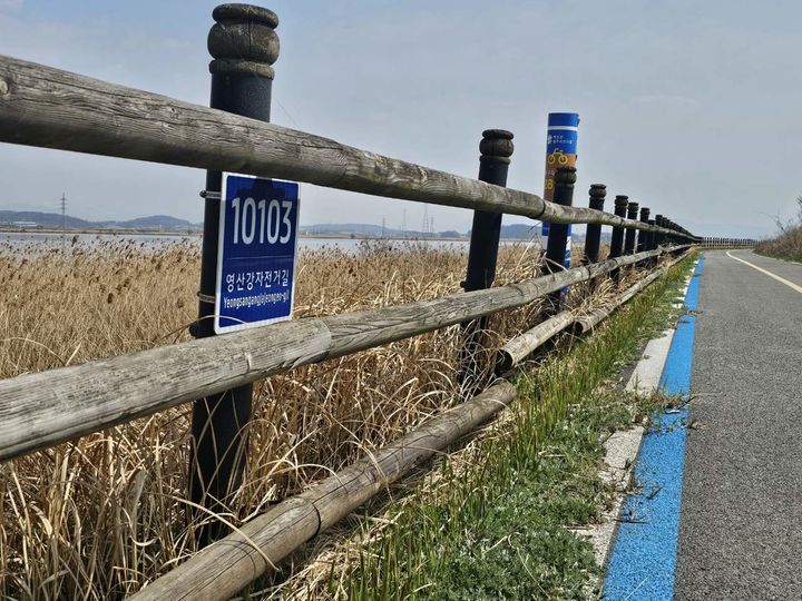 [무안=뉴시스]영산강 자전거길에 설치된 기초번호판. (사진=무안군 제공) 2025.05.07. photo@newsis.com *재판매 및 DB 금지