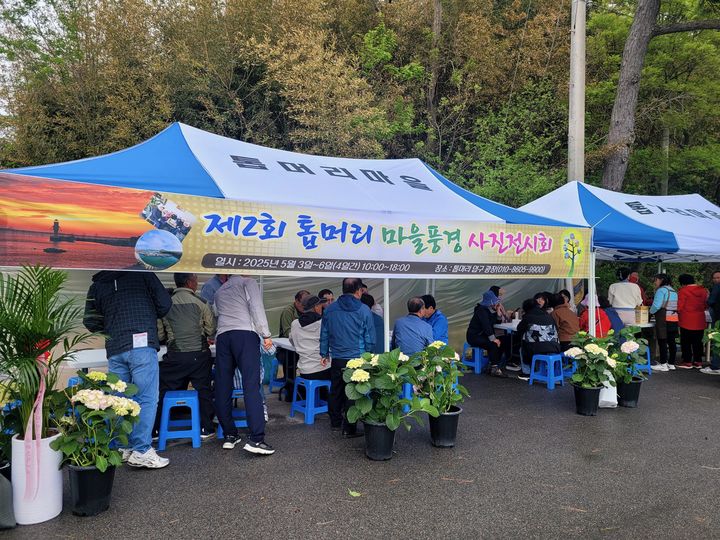 [무안=뉴시스]톱머리 마을풍경 전시회. (사진=무안군 제공) 2025.05.07. photo@newsis.com *재판매 및 DB 금지