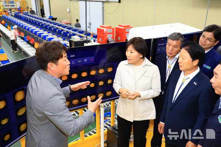 [세종=뉴시스] 송미령 농림축산식품부 장관은 7일 경북 성주군 소재 월항농협 산지유통센터(APC) 내 수출 선과장을 찾아 참외 수출 검역 현장을 점검했다. (사진 = 농식품부 제공) 2025.05.07.