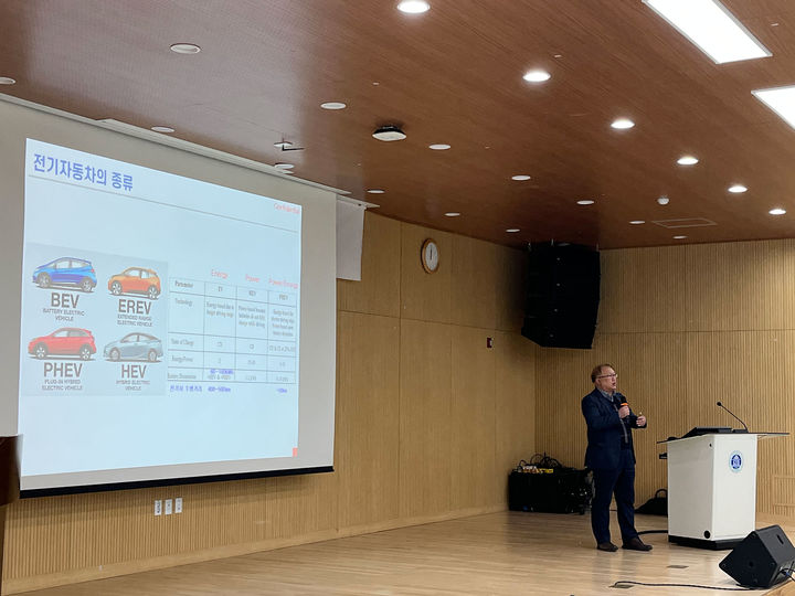 [공주=뉴시스] 국립공주대 미래자동차선도대학원사업단 진로 특강 프로그램 '커리어 네비게이터 콜로키움' 모습. (사진=국립공주대 제공) *재판매 및 DB 금지