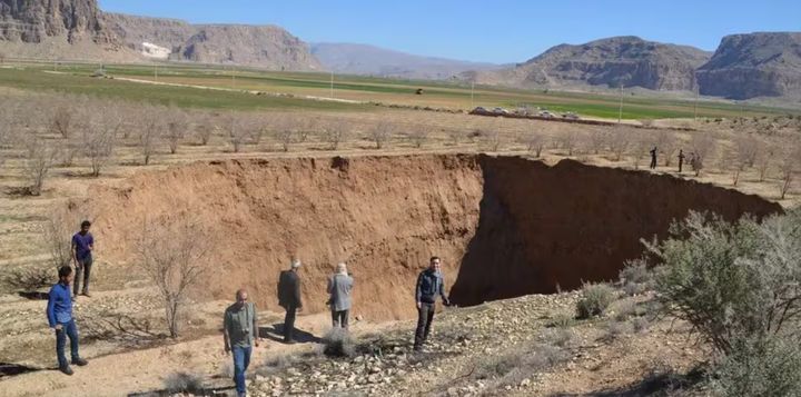 [서울=뉴시스] 이란의 수도 테헤란에서 대규모 땅꺼짐이 발생했다. (사진=엑스 캡처) 2025.05.07. *재판매 및 DB 금지