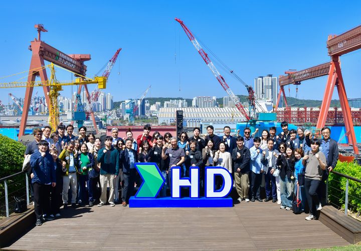 [울산=뉴시스] HD현대중공업 울산 본사를 방문한 신입사원 부모들. (사진=HD현대중공업 제공) photo@newsis.com *재판매 및 DB 금지