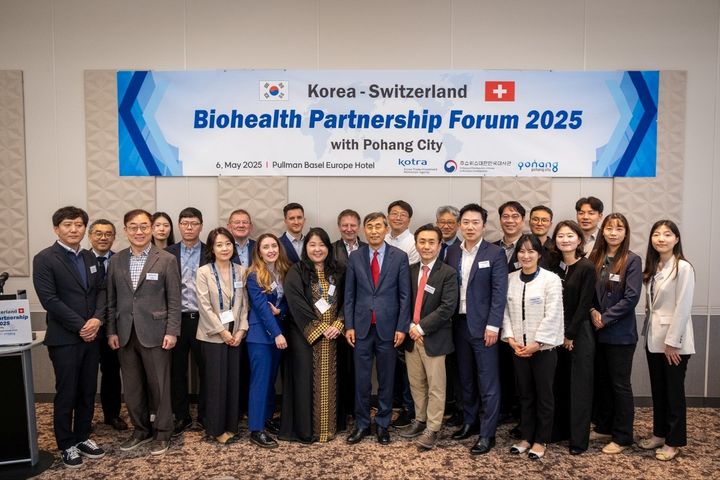 [서울=뉴시스] 금창록 주스위스 대한민국 대사(앞줄 오른쪽 일곱째)가 6일 스위스 바젤에서 열린 '한-스위스 바이오헬스 파트너십' 포럼에 참석한 기업 관계자 및 연사들과 기념 촬영을 하고 있다. (사진=코트라 제공) 2025.05.07 photo@newsis.com *재판매 및 DB 금지