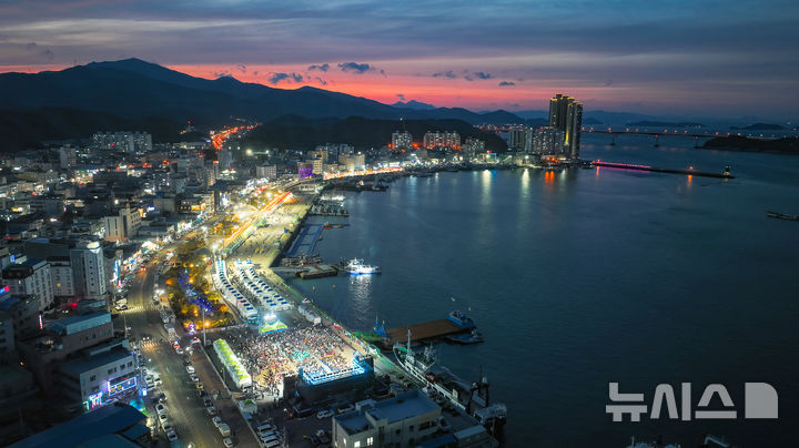 [광주=뉴시스] 전남 완도군은 7일 장보고수산물축제와 슬로걷기축제에 11만명이 넘는 방문객이 찾았다고 밝혔다. (사진=완도군 제공). 2025.05.07. photo@newsis.com *재판매 및 DB 금지