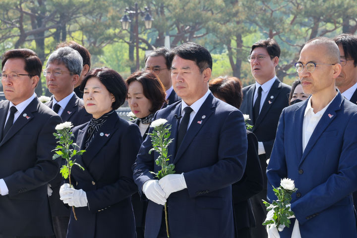 [광주=뉴시스] 이정선 광주교육감과 시교육청 간부공무원들이 7일 오전 광주 북구 운정동 국립5·18민주묘지를 찾아 오월영령들에게 헌화하고 있다. (사진 제공 = 광주교육청). 2025.05.07. photo@newsis.com *재판매 및 DB 금지