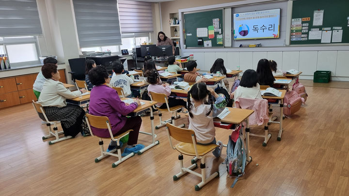 [서산=뉴시스] 할머니 학교가유 프로그램에 참가한 어르신들이 7일 충남 서산 부성초등학교 교실에서 학생들과 함께 수업을 듣고 있다. (사진=서산시 제공) 2025.05.07. photo@newsis.com *재판매 및 DB 금지