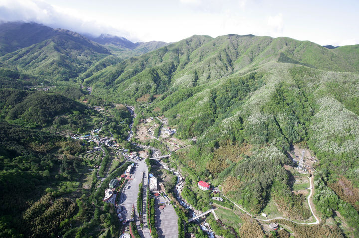 [산청=뉴시스] 산청군 중산리 지리산 드론촬영 모습 (사진=산청군 제공) 2025. 05. 07. photo@newsis.com *재판매 및 DB 금지