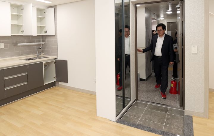 [서울=뉴시스] 박일하 서울 동작구청장이 지난달 30일 사당동 소재 청년 맞춤형 공공주택을 방문해 살펴보고 있다. 2025.05.07 (사진 제공=동작구청) photo@newsis.com *재판매 및 DB 금지