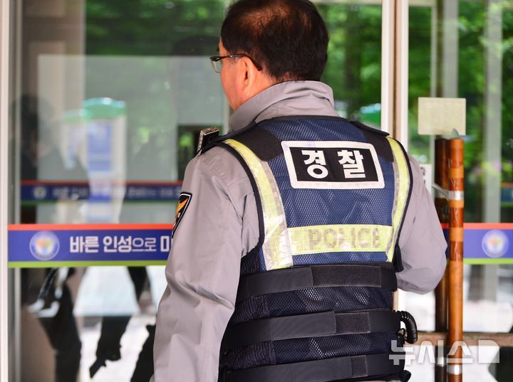 [청주=뉴시스] 서주영 기자 = 28일 흉기 난동 사건이 발생한 충북 청주의 한 고등학교에 경찰관이 들어가고 있다. 이 사건으로 교직원 4명과 행인 2명이 부상입었다. 2025.04.28. juyeong@newsis.com *재판매 및 DB 금지