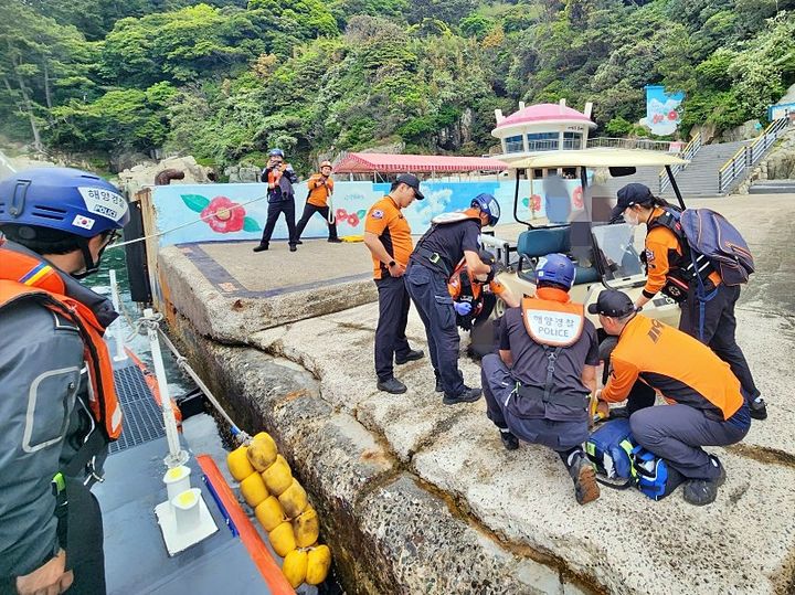 [거제=뉴시스] 신정철 기자= 통영해양경찰서는 지난 6일 12시 53분께 거제시 일운면 지심도에서 산책 중 추락하여 움직일 수가 없다는 신고를 접수받고 구조세력을 급파, 환자 B 씨(50·여, 경기 남양주시 거주)를 구조했다고 7일 밝혔다.사진은 환자 이송 모습.(사진=통영해경 제공).2025.05.07. photo@newsis.com *재판매 및 DB 금지