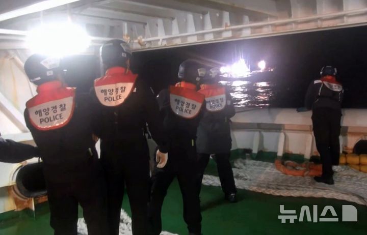 [제주=뉴시스] 제주해양경찰서가 지난 3일 오후 제주시 차귀도 해상에서 운항이 불가한 45t급 어선을 예인하고 있다. (사진=제주해양경찰서 제공) 2025.05.07. photo@newsis.com 