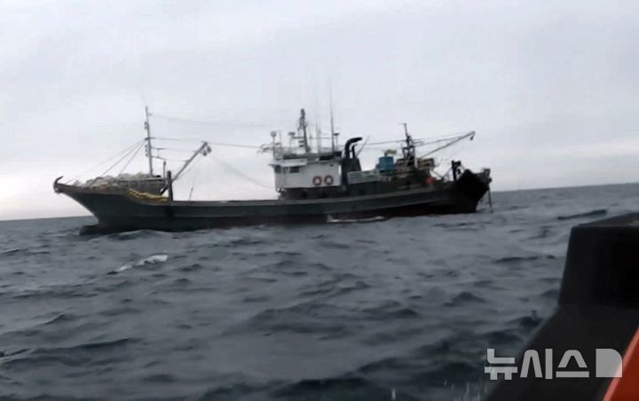 [제주=뉴시스] 제주해양경찰서가 지난 5일 오전 제주시 차귀도 해상에서 응급환자 이송을 위해 어선에 접근하고 있다. (사진=제주해양경찰서 제공) 2025.05.07. photo@newsis.com&nbsp; 