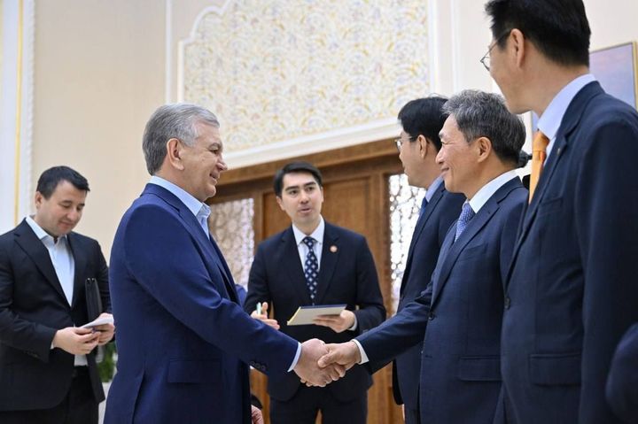 [서울=뉴시스] 이학재 인천공항공사 사장으 지난 1일 우즈베키스탄 우르겐치공항 내 VIP실에서 삽카드 미르지요예프 우즈베키스탄 대통령(왼쪽에서 두번째)과 악수를 하고 있다. 2025.05.07. (사진=인천공항공사 제공) photo@newsis.com *재판매 및 DB 금지